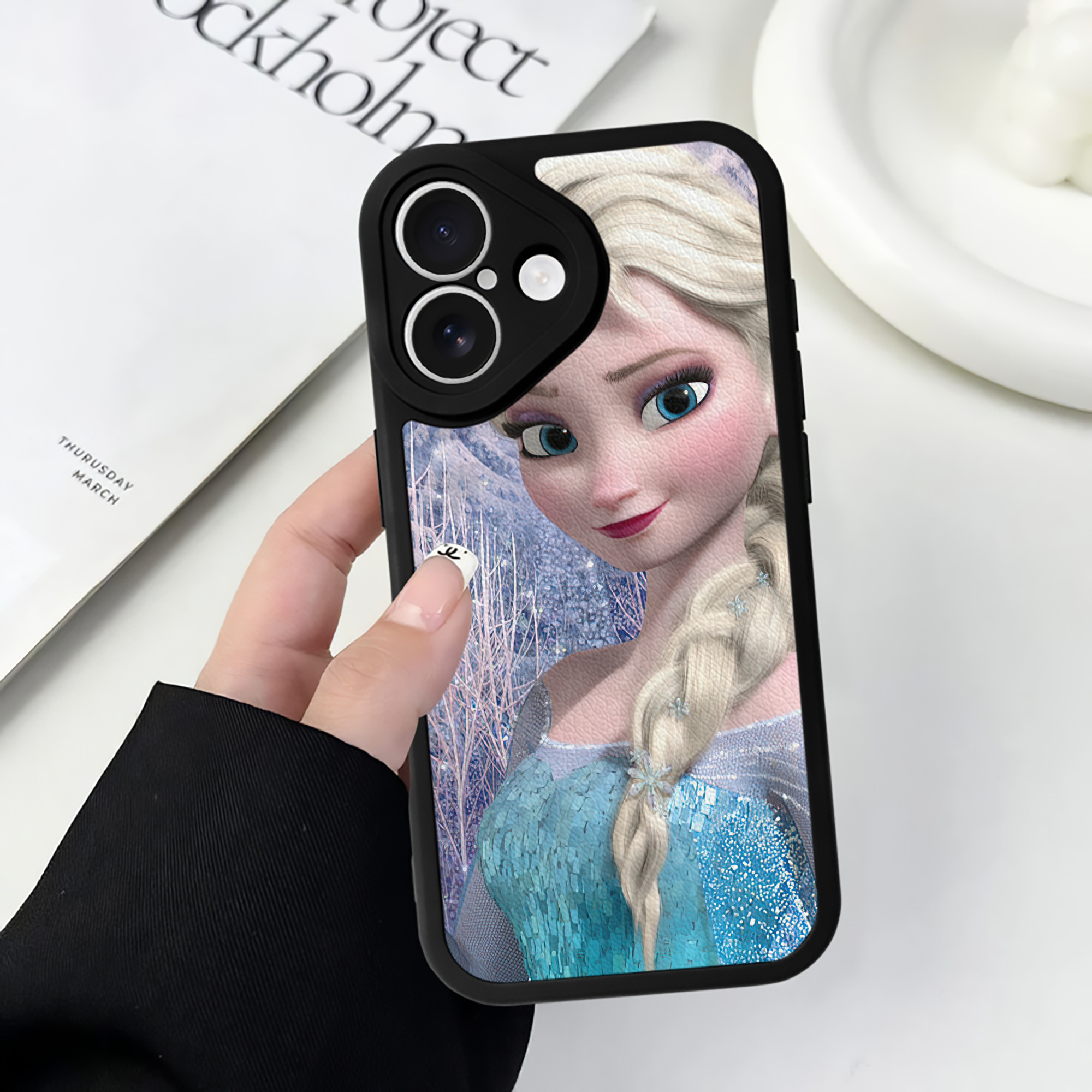 （画像用） アナと雪の女王 アンナ エルサ Frozen Anna Elsa 【iPhone 16シリーズ対応】シリコンスマホケース（レザー調） 材質：シリコン